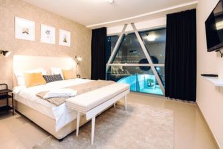 Room 10 of 16