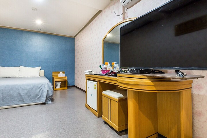 Room 9 of 12