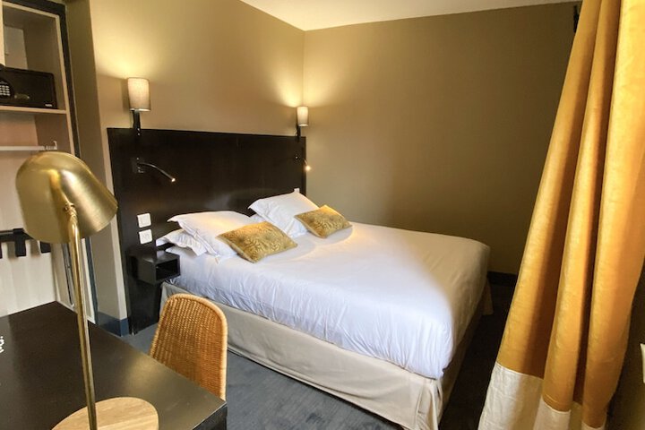 Room 11 of 38