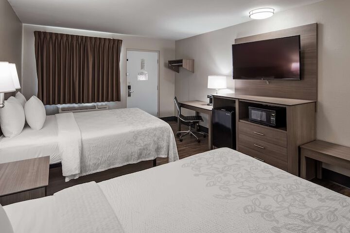 1 Queen Bed (10 of 14)