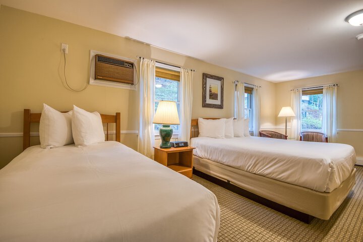 Slope Queen Bed with View (18 of 100)