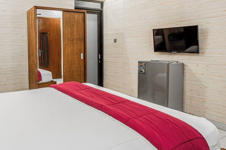 Room 7 of 12