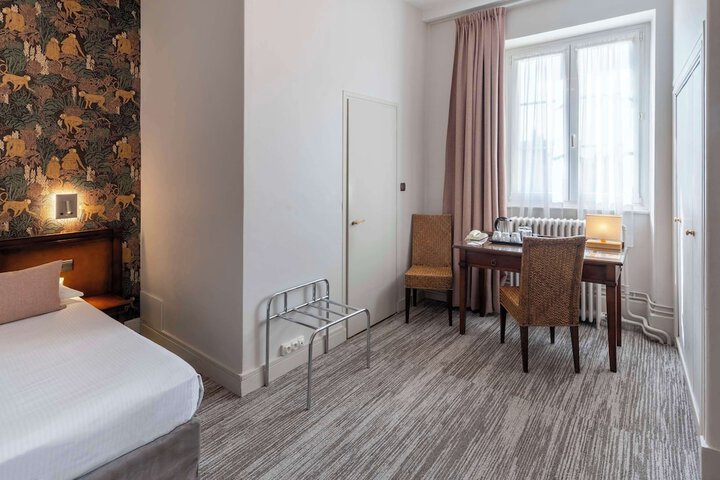 Room 30 of 103