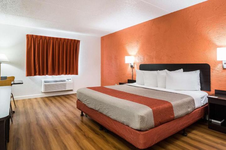 1 King Bed (1 of 9)