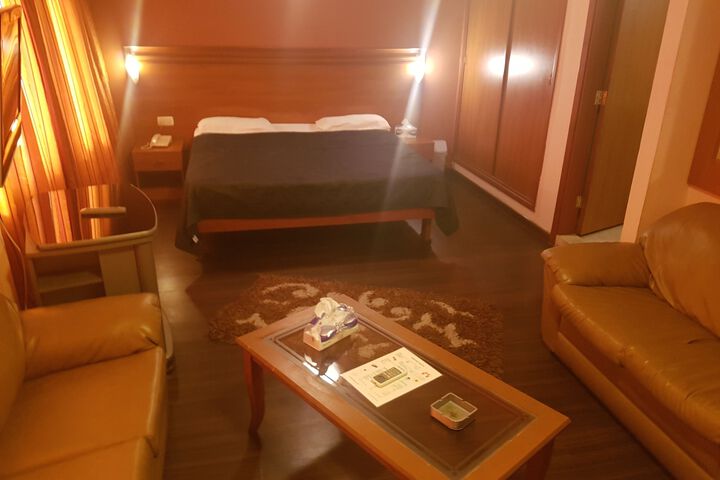 Room 5 of 9