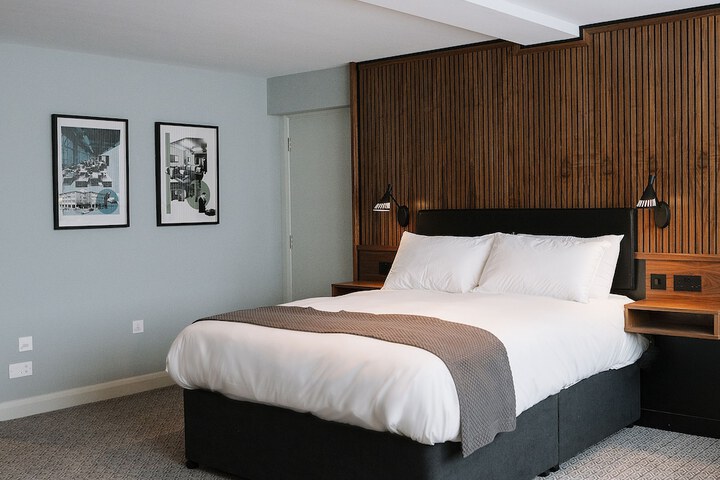 Room 10 of 93