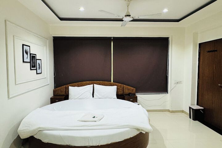 Room 5 of 10