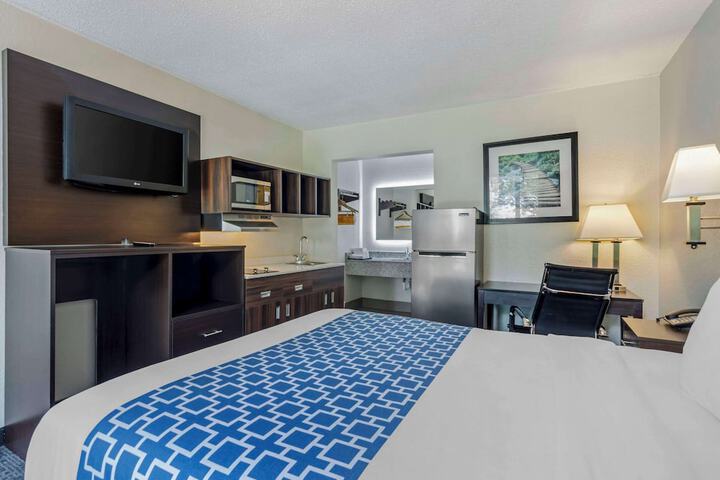 1 Queen Bed Efficiency (2 of 6)