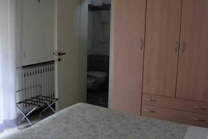 Room 12 of 16