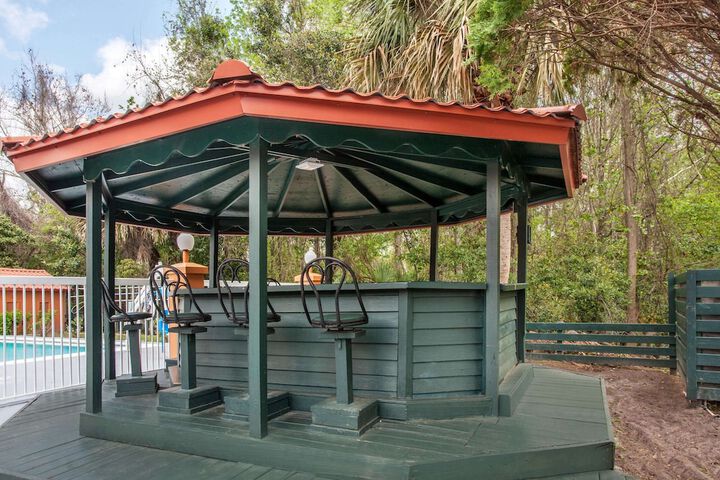Swim-up bar