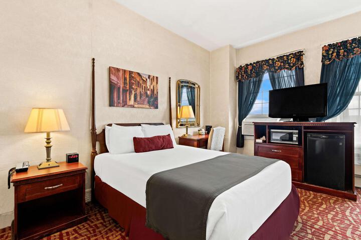 2 Queen Beds Flat Screen Television Desk High Speed Internet Accessible Microwave and R (3 of 7)