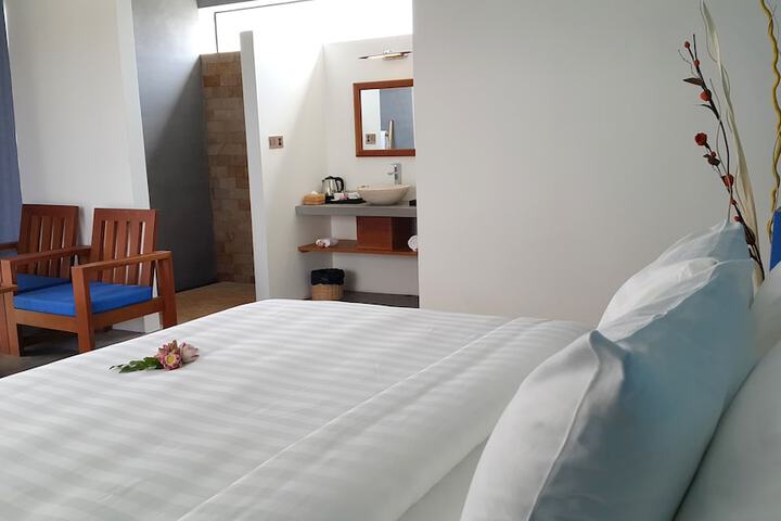Room 6 of 180
