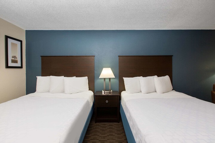 2 Double Beds Mobility Accessible Pool View (2 of 14)