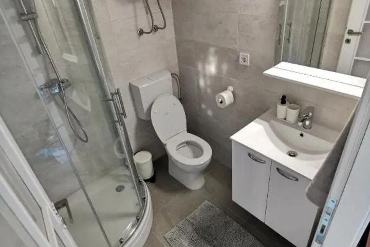 Room 6 of 11
