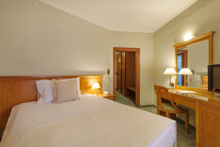 Room 14 of 82
