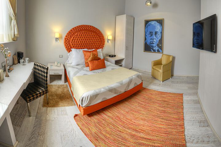 Room 8 of 33