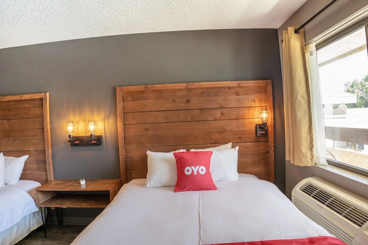 2 Queen Beds (10 of 16)
