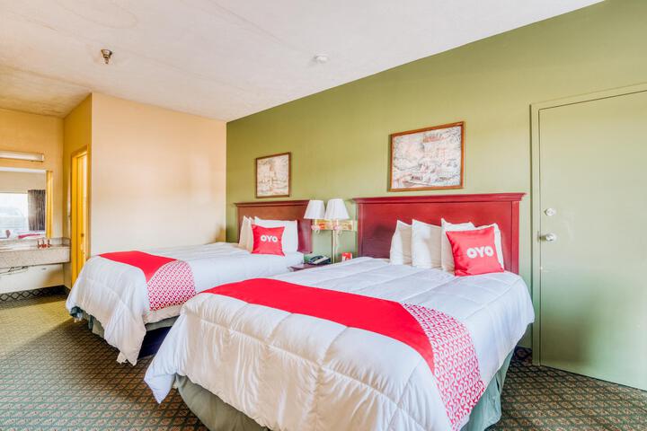 2 Queen Beds (10 of 14)