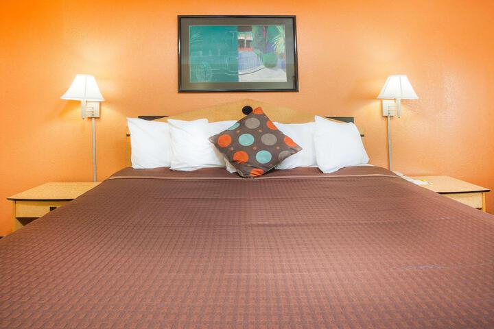 1 King Bed (5 of 5)