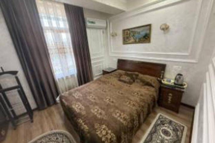 Room 9 of 12