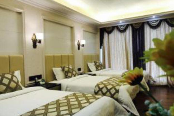 Room 7 of 8