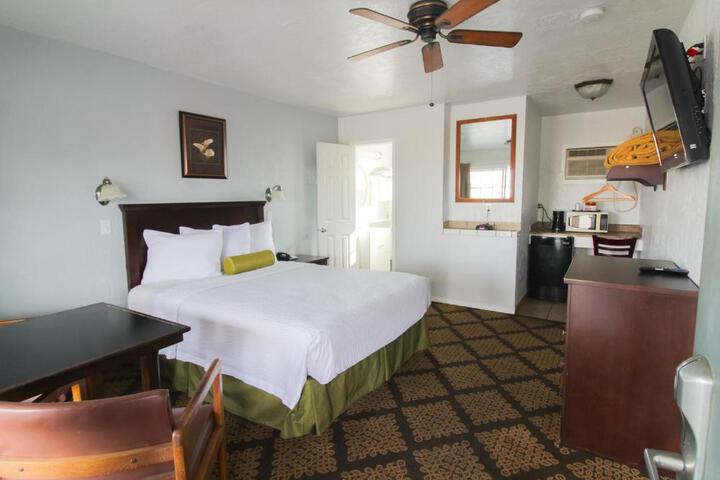 1 Queen Bed (7 of 10)