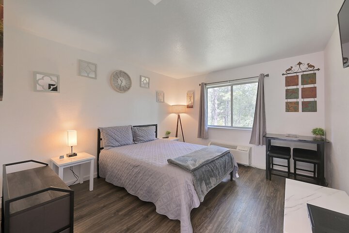 1 Queen Bed (27 of 103)