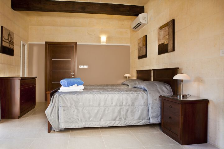 Room 6 of 12