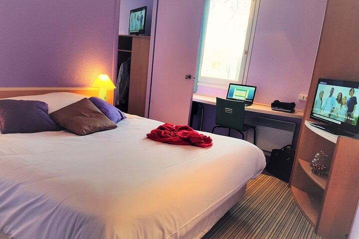 Room 3 of 63