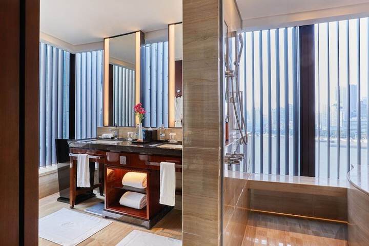 Room 51 of 102