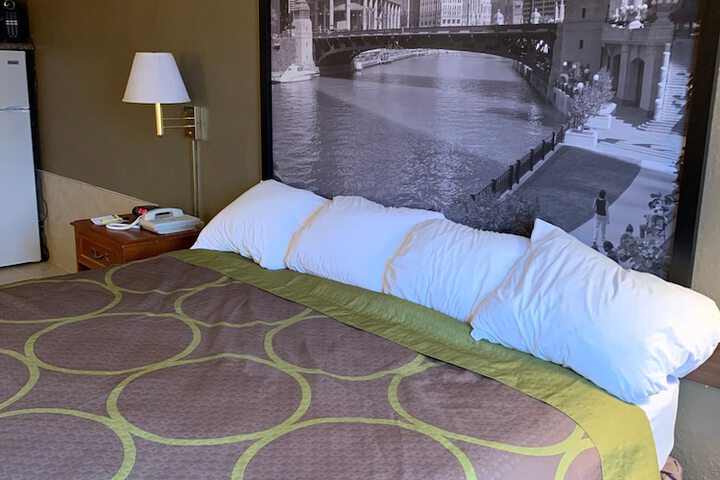 1 King Bed (4 of 17)