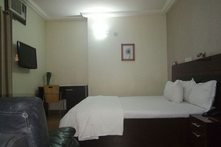 Room 10 of 26