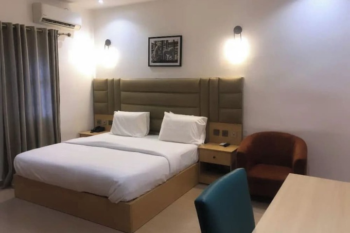 Room 4 of 6
