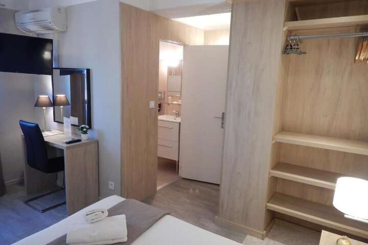 Room 9 of 42