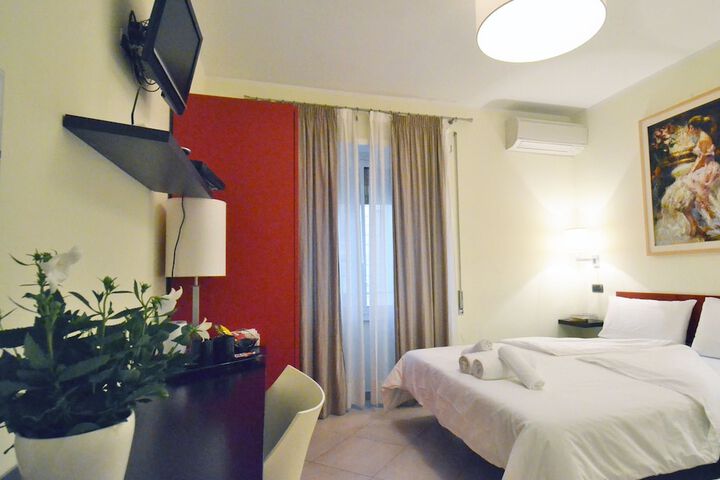 Room 8 of 28