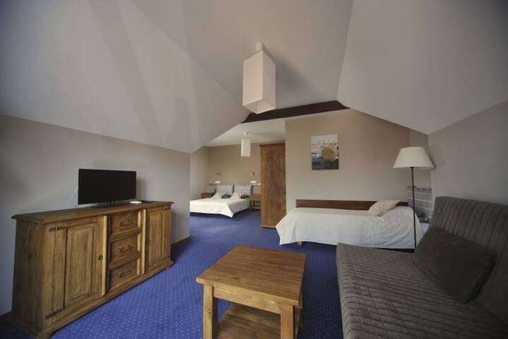 Room 10 of 28