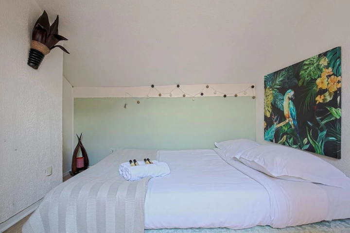 Room 2 of 10