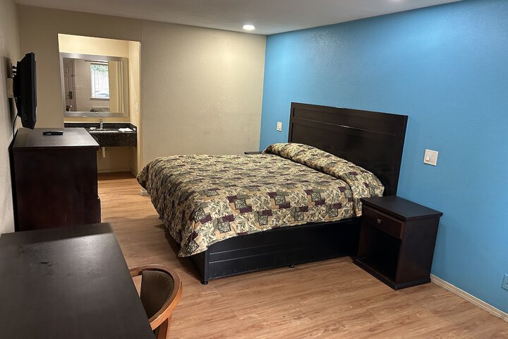 Room 10 of 33
