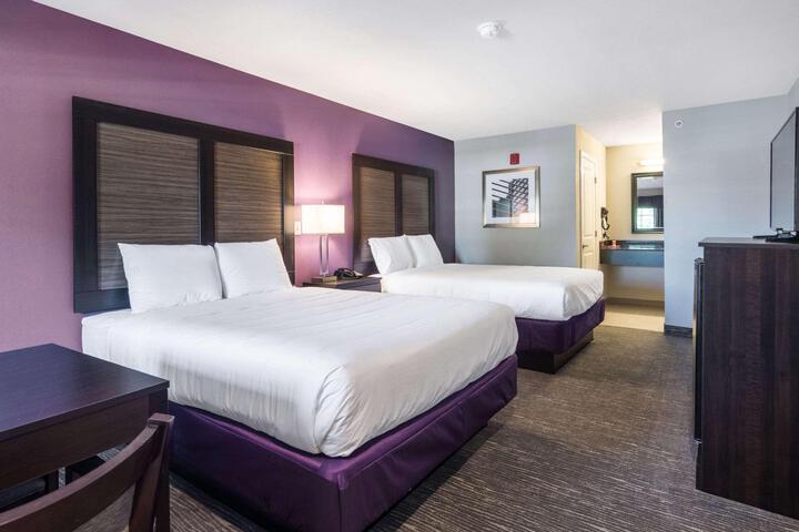 2 Queen Beds (4 of 13)