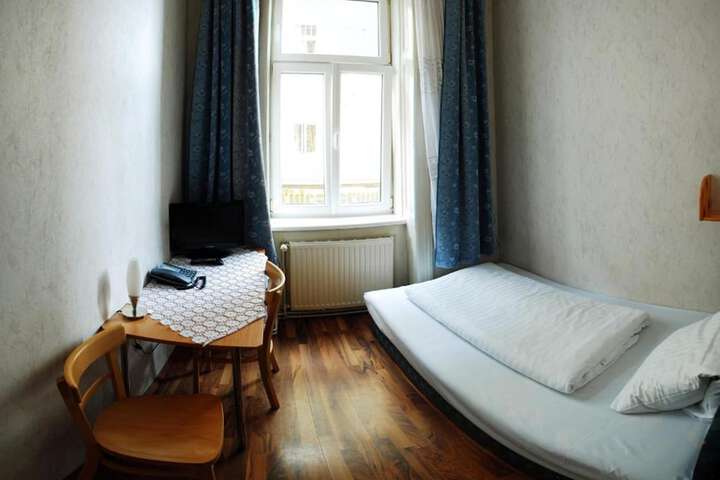 Room 9 of 15