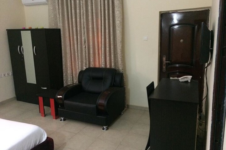 Room 11 of 32