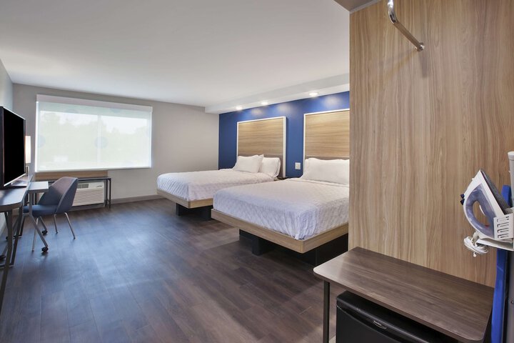 2 Queen Beds (2 of 10)