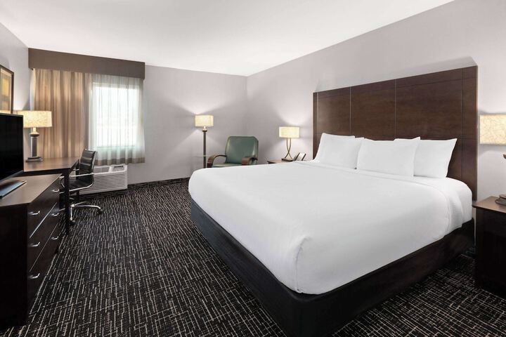 Deluxe King Bed (2 of 9)