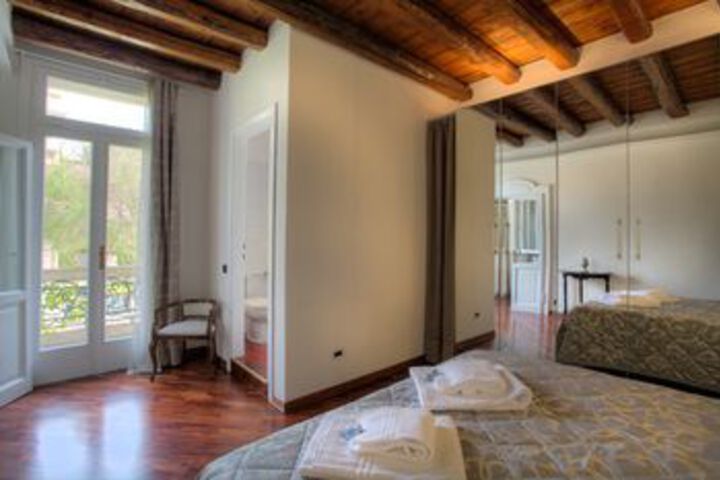 Room 4 of 16