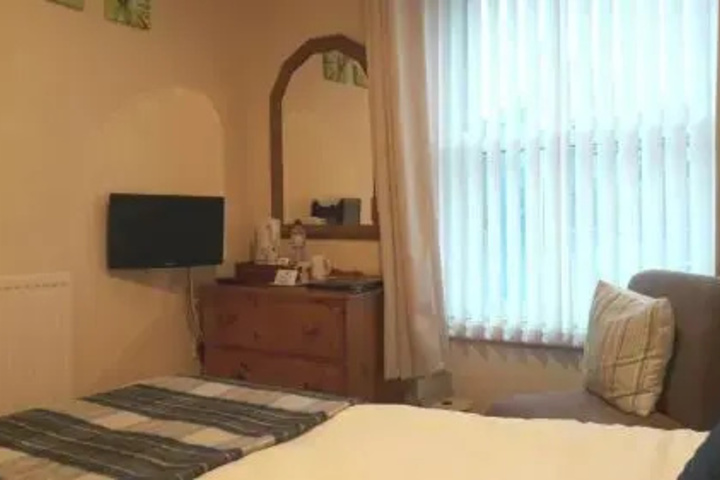 Room 4 of 13