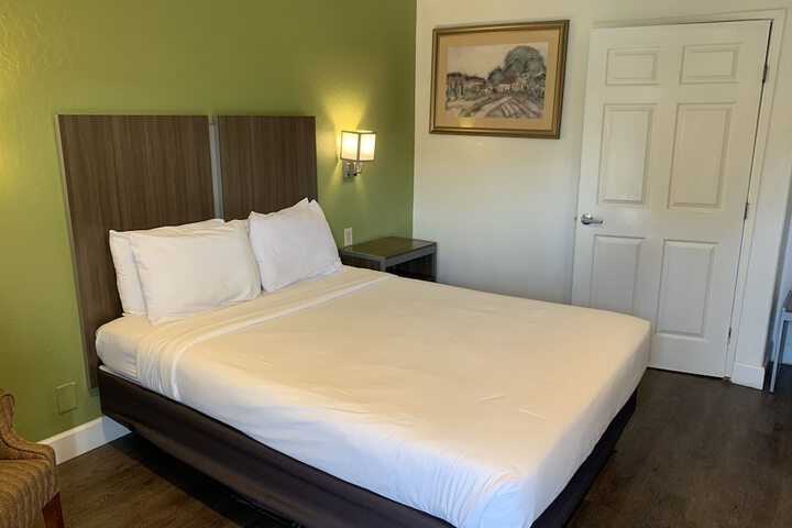 Deluxe Queen Bed (6 of 17)
