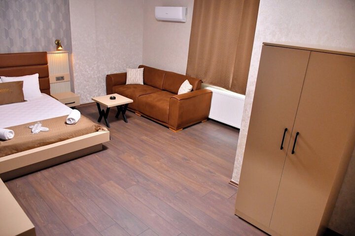 Room 4 of 18