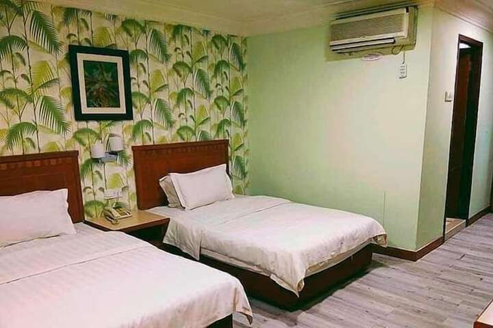 Room 13 of 32