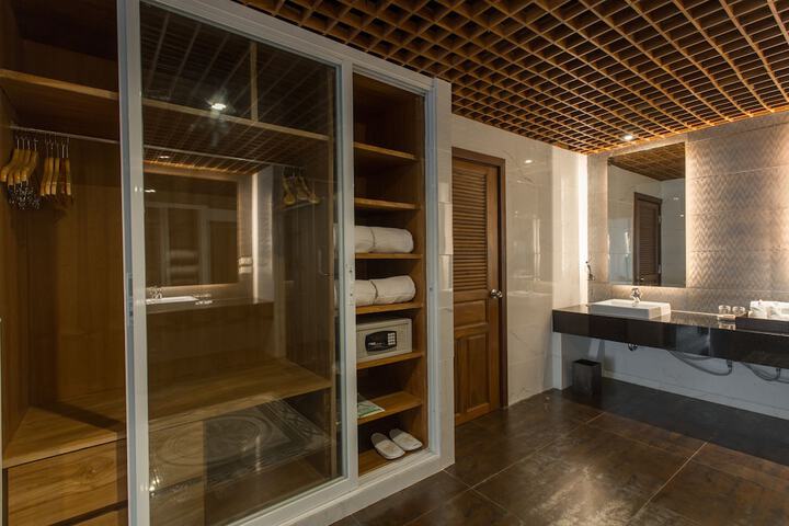 Room 6 of 130