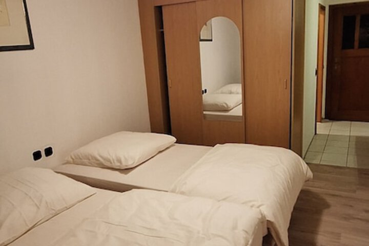 Room 5 of 9